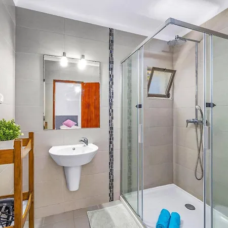 By * Gale (Albufeira)