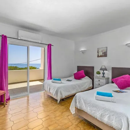 By * Gale (Albufeira)